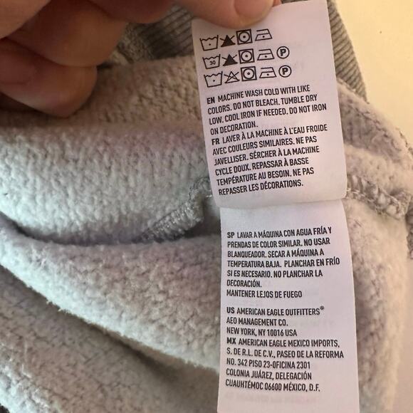 American Eagle Women’s Penguin Sequin Gray Crewneck Sweatshirt Size XXL Winter - Picture 10 of 11